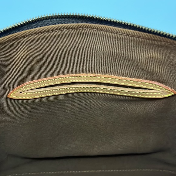 Louis Vuitton Alma Monogram Canvas - Picture 10 of 13